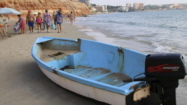 Salvamento Marítimo rescata a otros seis inmigrantes a bordo de una patera en aguas de Alicante