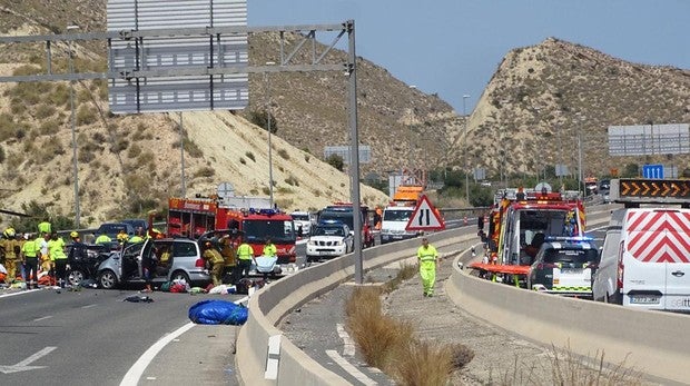 Un camionero queda atrapado tras sufrir un accidente frontal con un coche en Agost