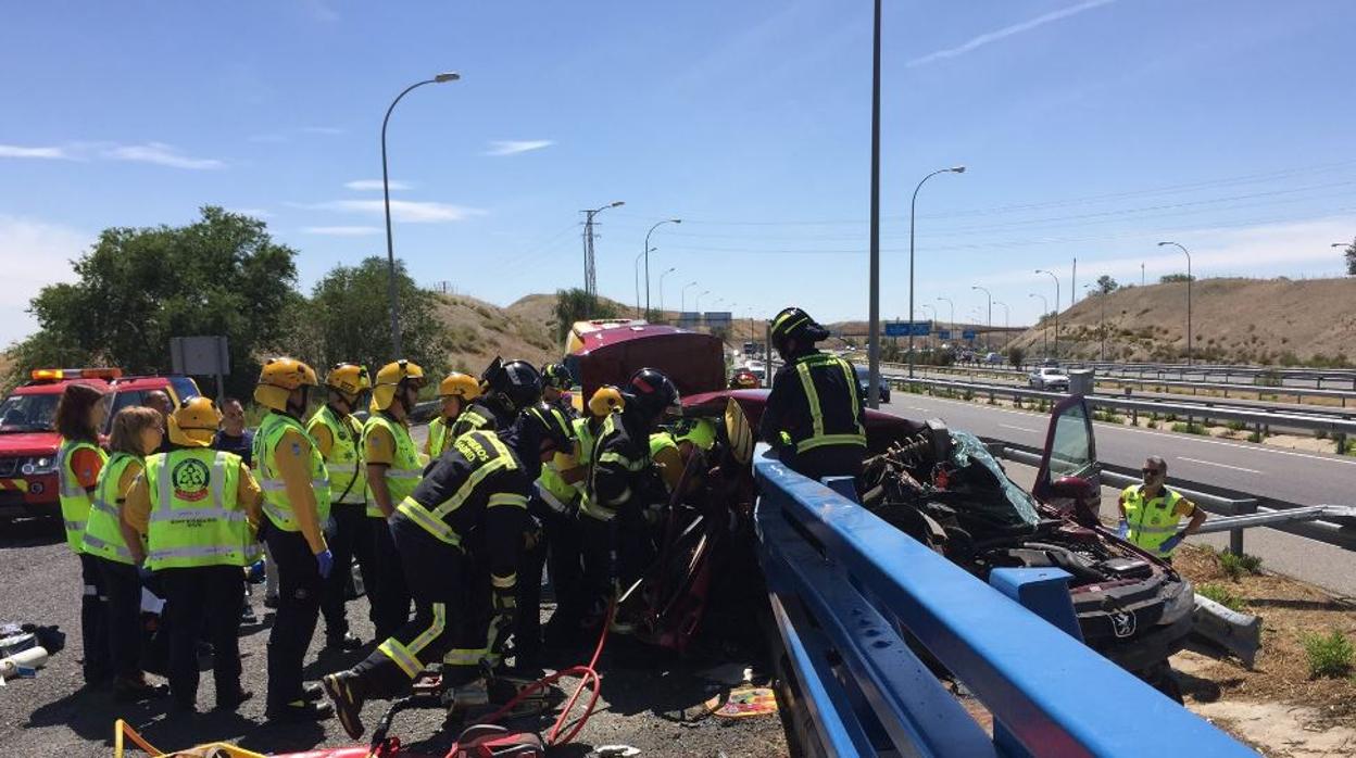 Bomberos rescatan a las niñas atrapadas en el interior del vehículo tras el accidente