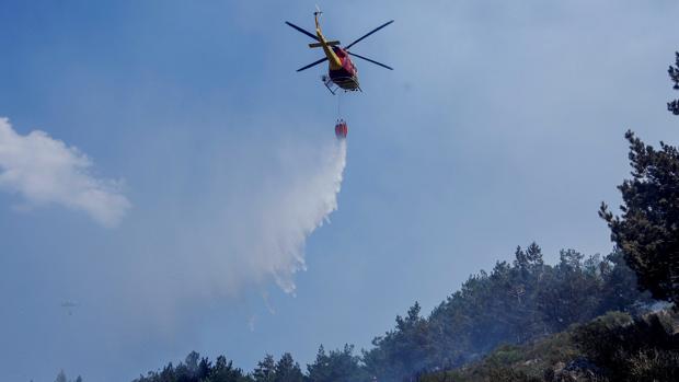 Los «apagafuegos» descargan mil toneladas de agua en un día en el incendio de La Granja