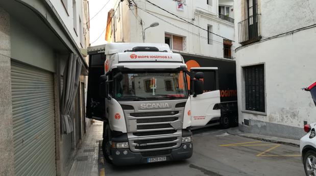 Un tráiler se encalla en una calle semipeatonal de Sant Pol tras causar numerosos destrozos