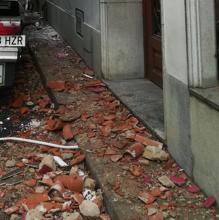 Un tráiler se encalla en una calle semipeatonal de Sant Pol tras causar numerosos destrozos