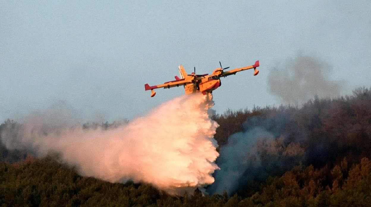 Uno de los aviones anfibio descargando sobre el incendio en La Granja