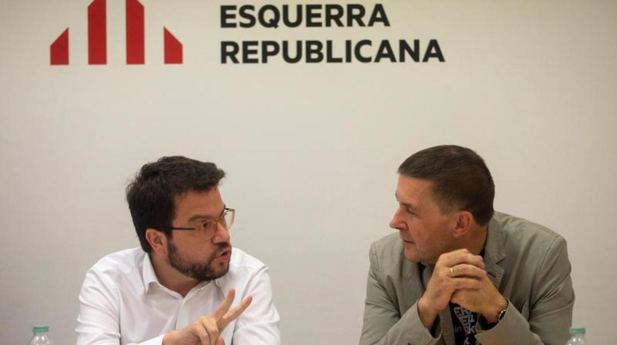 Arnaldo Otegi junto con Pere Aragonès, vicepresidente de la Generalitat