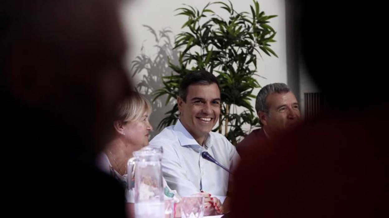 Pedro Sánchez, en un momento del encuentro con las asociaciones contra la despoblación