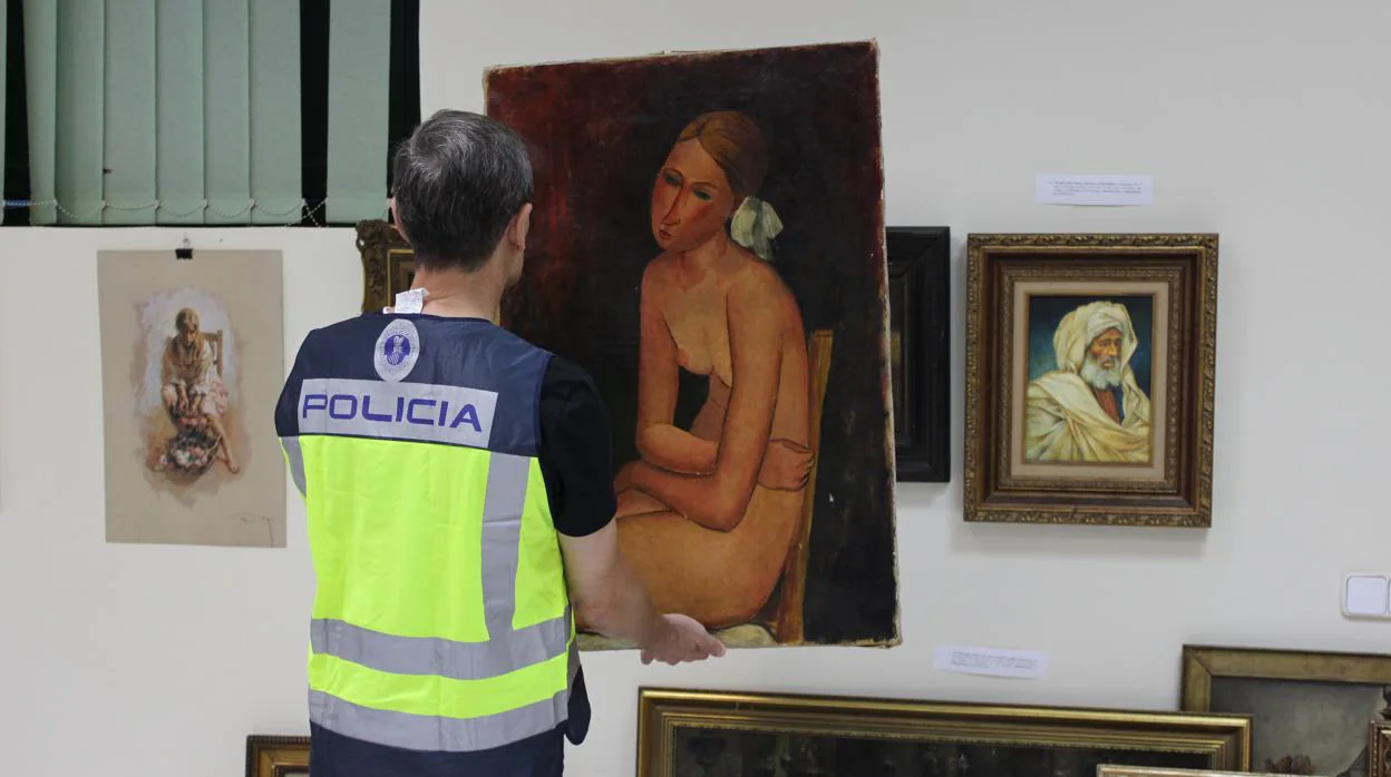 Un policía con la falsificación de la obra de Modigliani