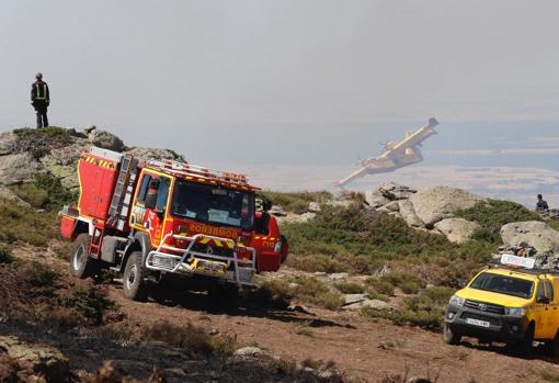 Bomberos trabajan en las labores de extinción