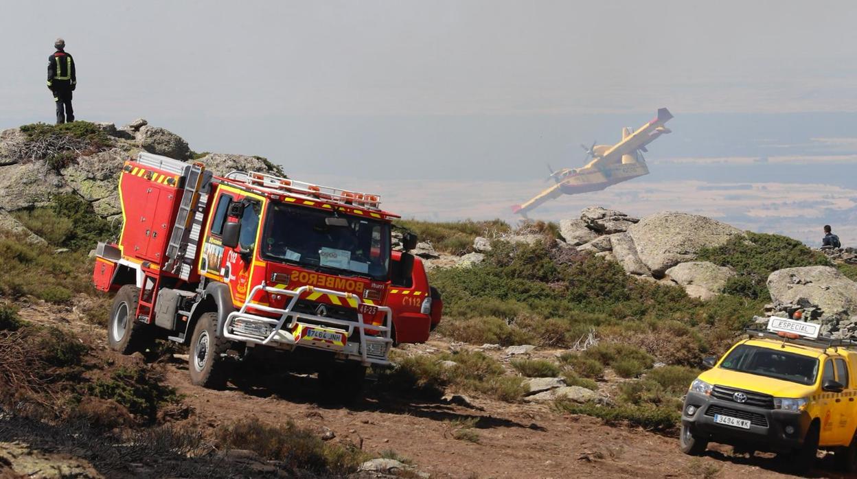 Bomberos de la Comunidad trabajando en la zona del incendio de Miraflores