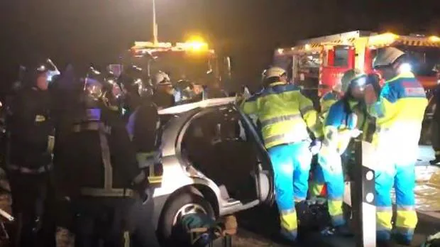 Complicado rescate de dos heridos en un choque frontal entre sus vehículos