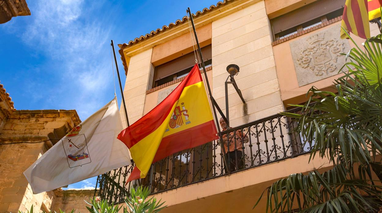 Banderas a media hasta en la Casa Consistorial de Andorra. Este ayuntamiento turolense ha declarado tres días de luto oficial por el crimen