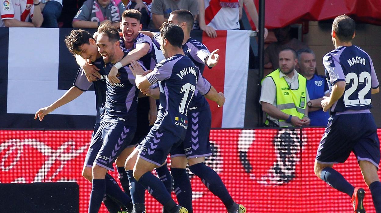 La plantilla del Real Valladolid durante el partido contra el Rayo Vallecano, que confirmó su permanencia