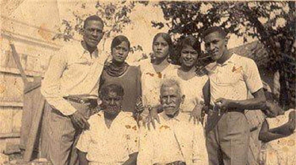 Antonio Machín, de pie a la izquierda, con sus padres y hermanos