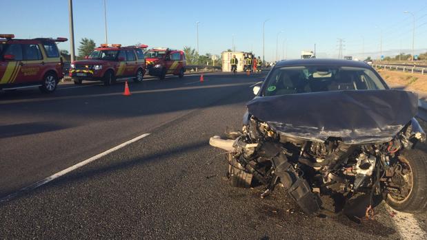 Un hombre en estado crítico al salir despedido de su vehículo tras volcar un camión y chocar contra él