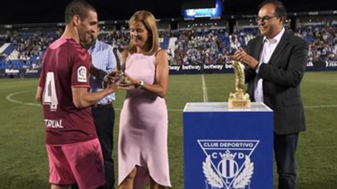 La presidenta del Leganés, María Victoria Pavón, entrega el trofeo de subcampeon al capitán del Albacete, Álvaro Arroyo