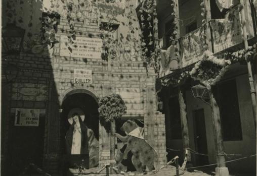 Imagen del archivo de ABC que muestra los «patios vestidos» de flores durante las fiestas de La Paloma, en 1954