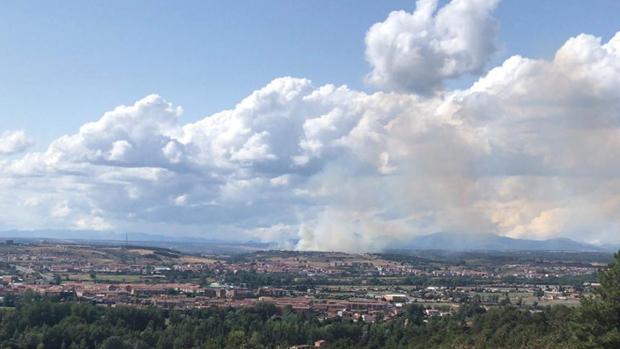 Un accidente de tráfico provoca un incendio forestal en León