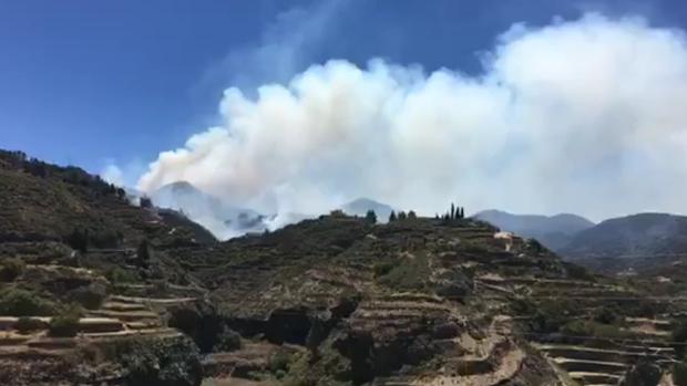 Vídeo: el incendio en Canarias, con el tiempo en contra