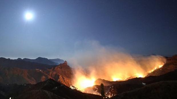 Incendio en Canarias: se avería un hidroavión y el fuego afecta ya a 1.500 hectáreas