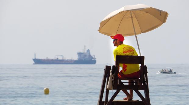 Un policía fuera de servicio salva a un padre y a su hijo de ahogarse en el mar