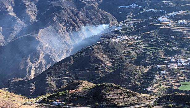 El incendio de Canarias está contenido, no hay humo ni llamas pero sí brasas y viento