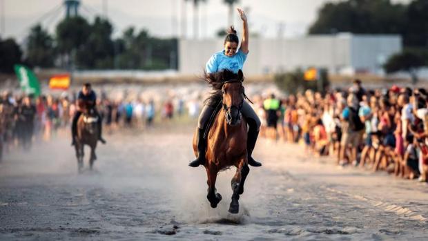 Una intensa carrera de amazonas a caballo montando a pelo en la playa