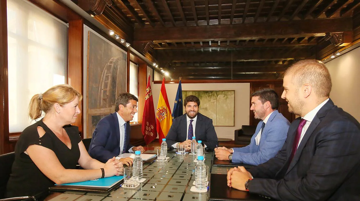 Mazón y López Miras (izquierda), en la reunión que han mantenido este lunes en Murcia
