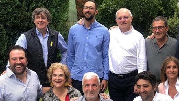 La fiesta con paella, amigos, himnos y alioli de Carles Puigdemont en Waterloo