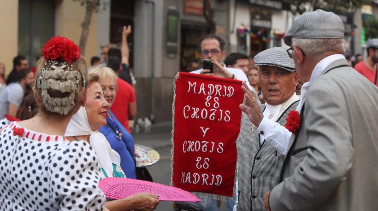 Chulapas y chulapos en las calles del centro de Madrid, durante las fiestas de San Lorenzo y San Cayetano