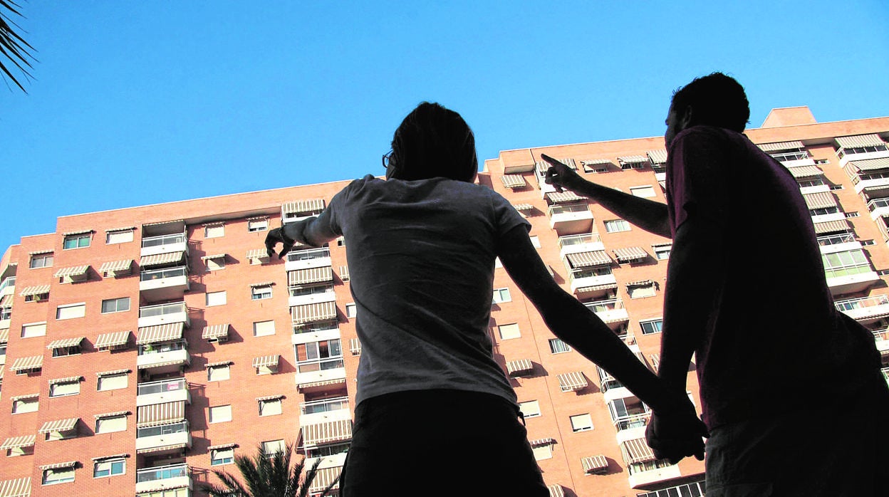 Imagen de archivo de una pareja joven buscando piso