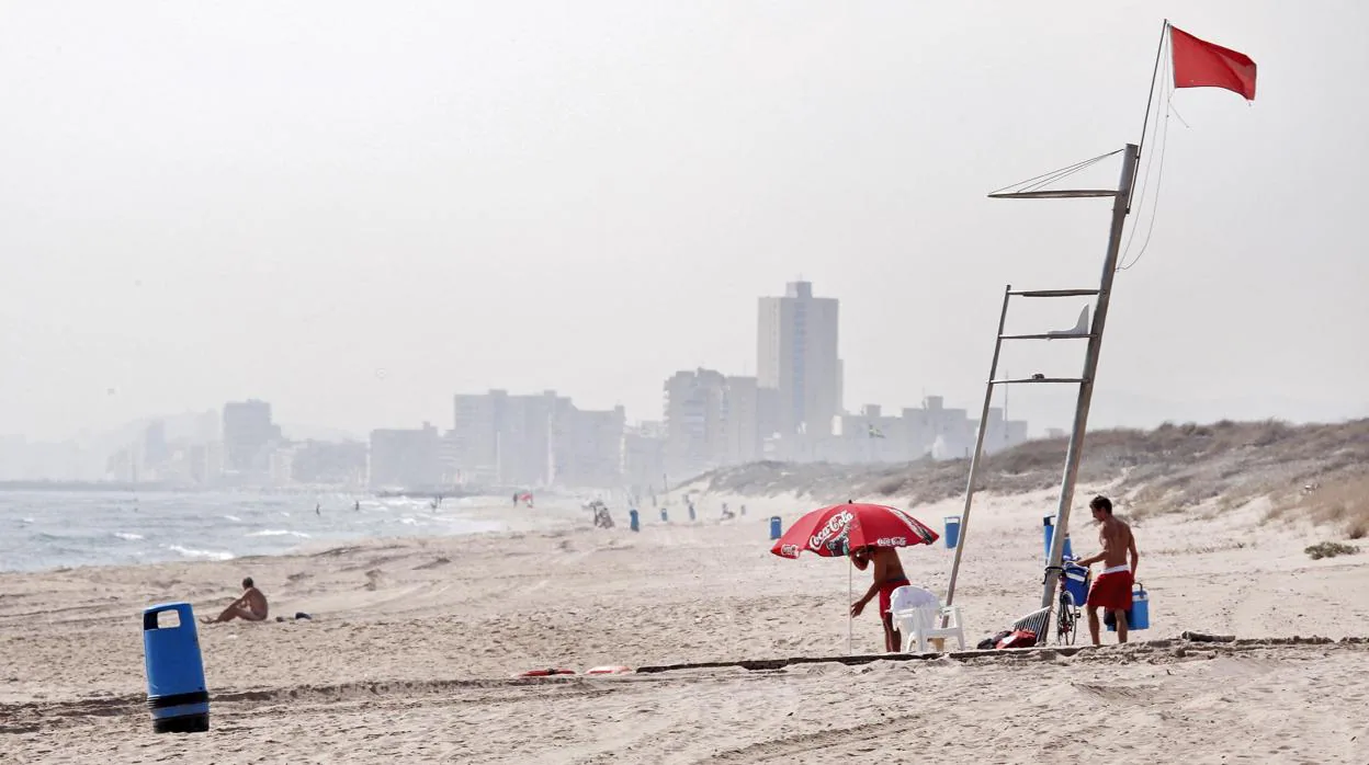 Imagen de archivo de la playa de El Saler con bandera roja