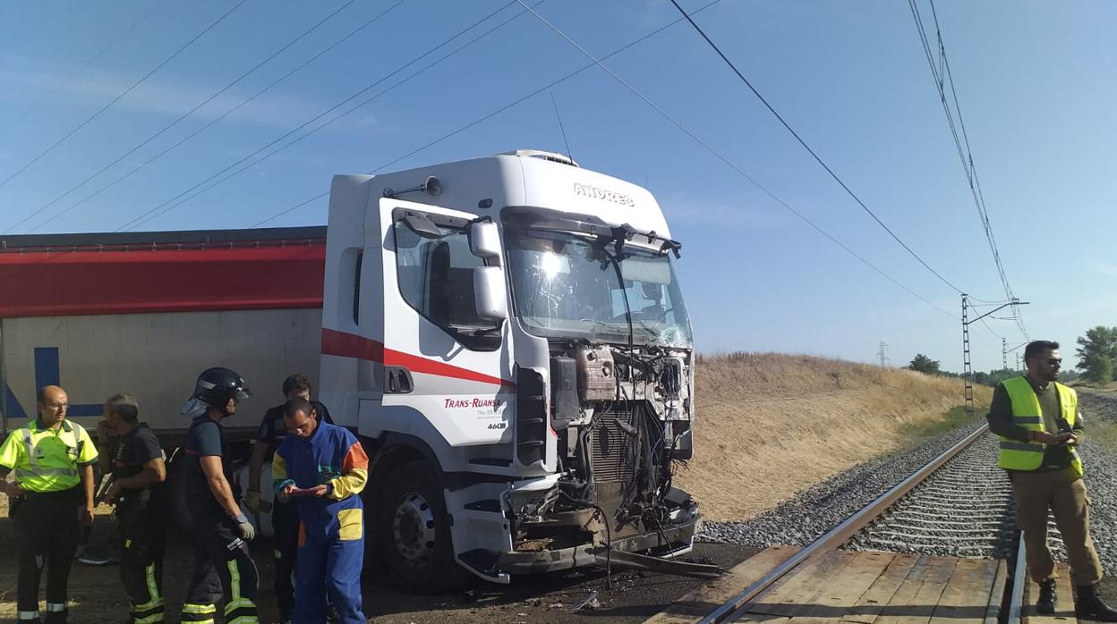 Así quedó el camión con el que chocó el Alvia en el término de Husillos (Palencia)