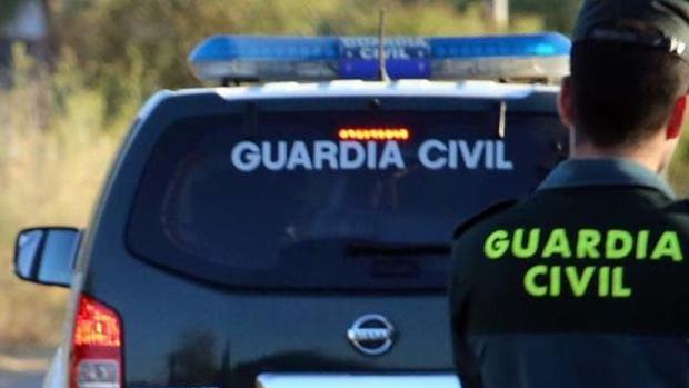 Un guardia civil multa a un policía local en Granada que hablaba por el móvil al volante en un servicio