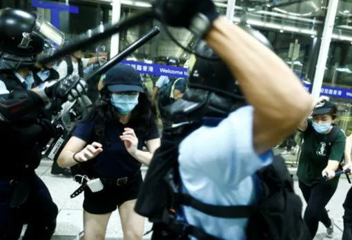 La Policía carga contra los concentrados en el aeropuerto de Hong Kong