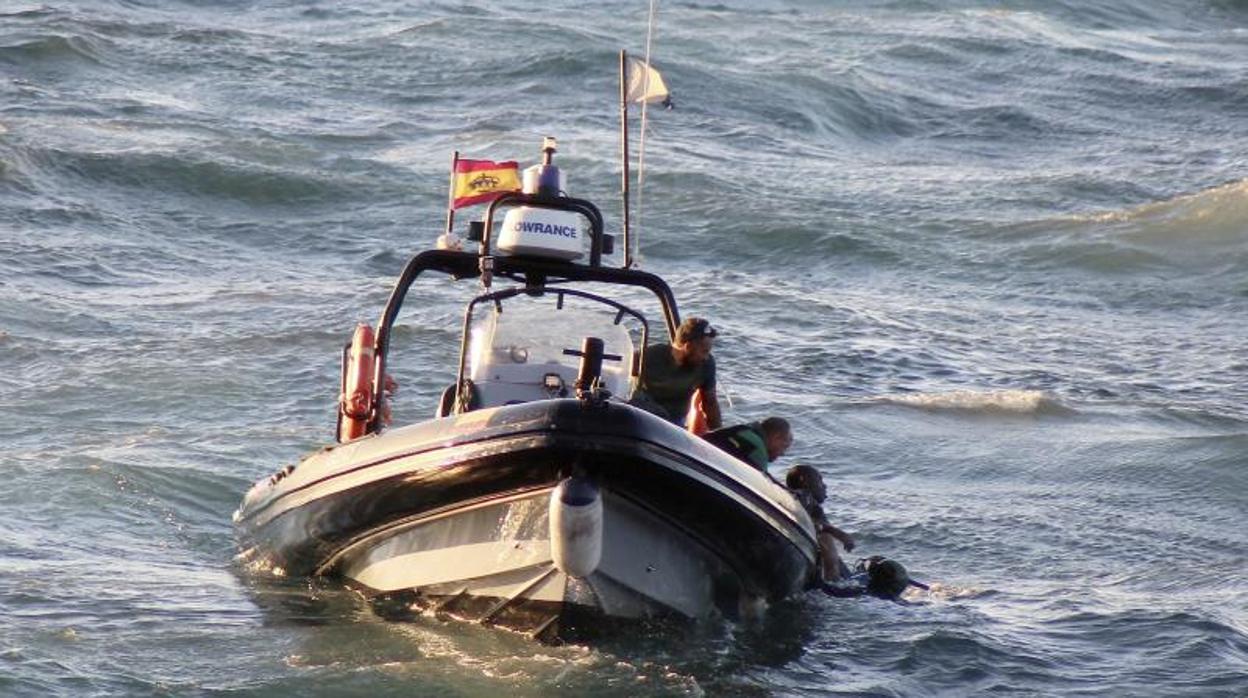 Rescate, en 2017, del cadáver de un inmigrante al que el piloto de una moto de agua lanzó al mar en Ceuta para no ser capturado