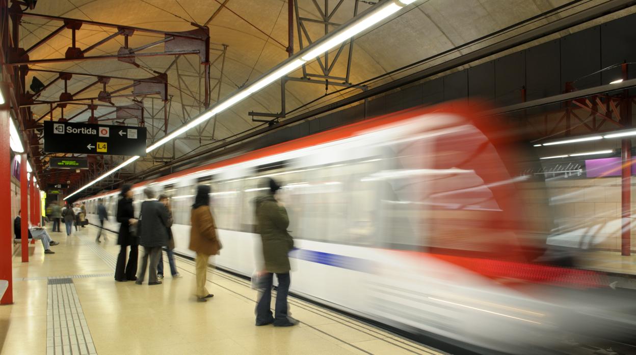 Imagen de archivo de un convoy de metro en movimiento