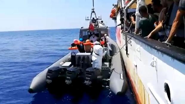 Italia acogerá al bebé de Open Arms que necesita ser evacuado y a su familia