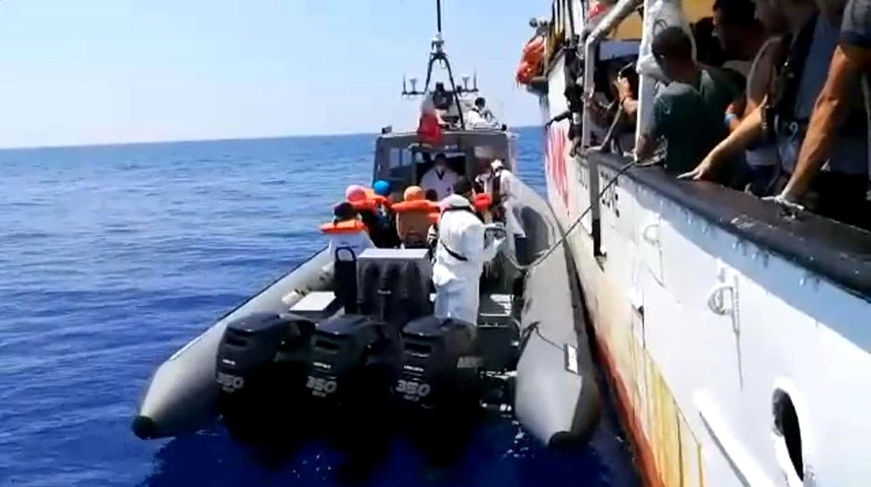 Italia acogerá al bebé de Open Arms que necesita ser evacuado y a su familia