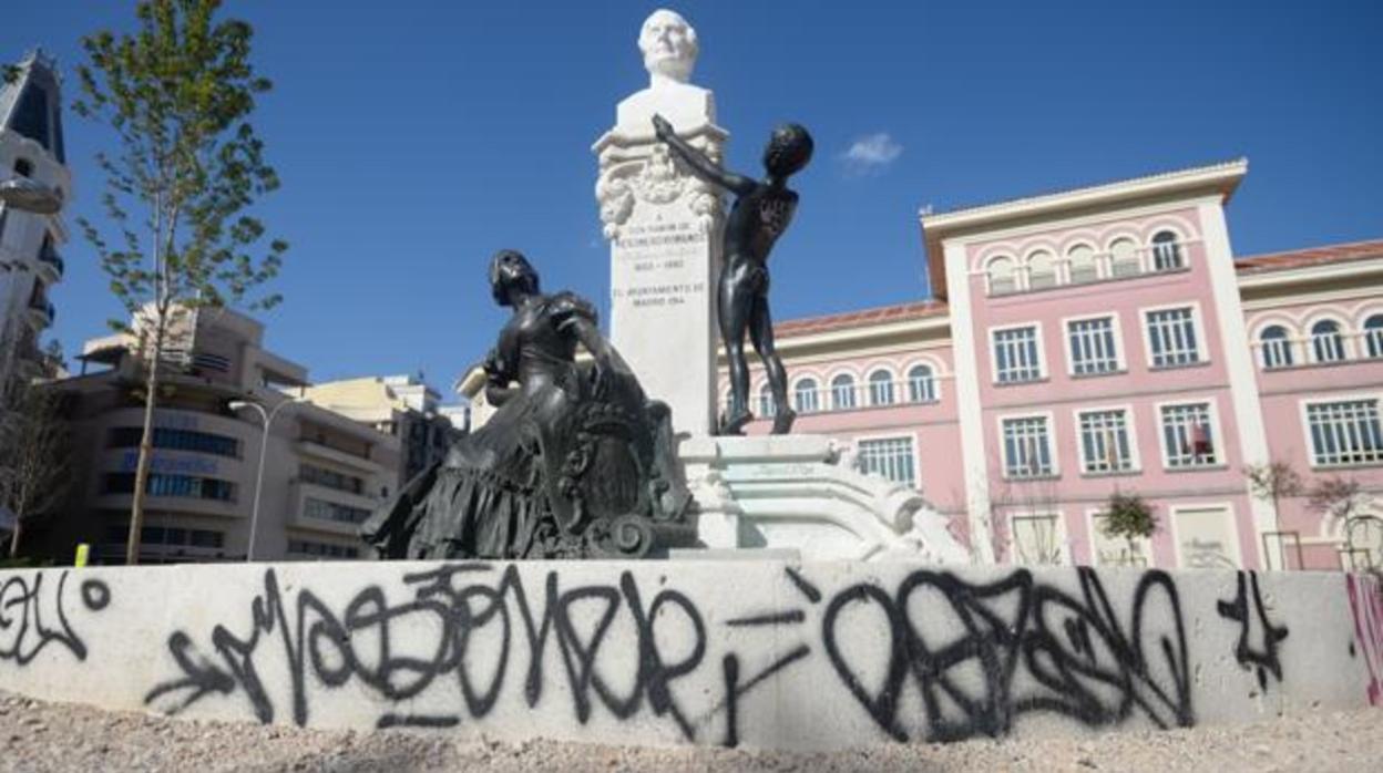 El monumento a Mesonero Romanos, en la calle de Barceló, vandalizado por las pintadas
