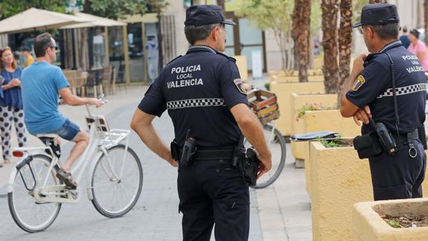 Sorprendido con drogas y 1.100 euros en los calcetines junto a un centro cultural