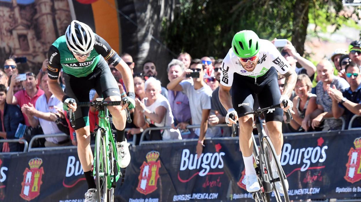 Llegada a meta de Aranburo y Nizzolo en la primera etapa de la Vuelta a Burgos