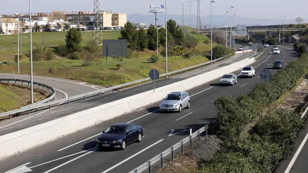 Detienen a un conductor tras una fuga en la que circuló 14 kilómetros en sentido contrario e hirió a dos agentes