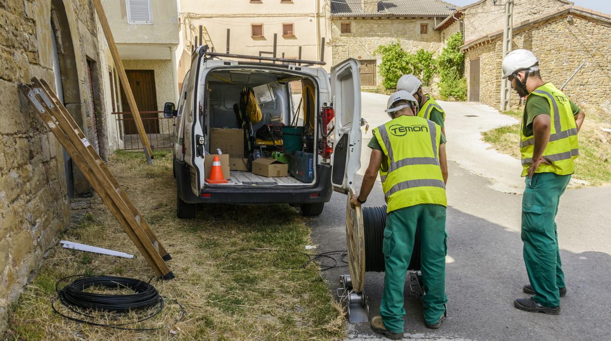 Operarios durante los trabajos de instalación de las redes de conexión a internet en pequeñas poblaciones de la provincia de Huesca