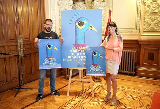 La concejala de Cultura y Turismo, Ana Redondo, junto a Alberto Sobrino, autor del cartel de las Ferias y Fiestas de la Virgen de San Lorenzo 2019