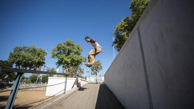 Detenido un hombre ebrio que estampó a un niño contra un escaparate porque hacía «parkour»