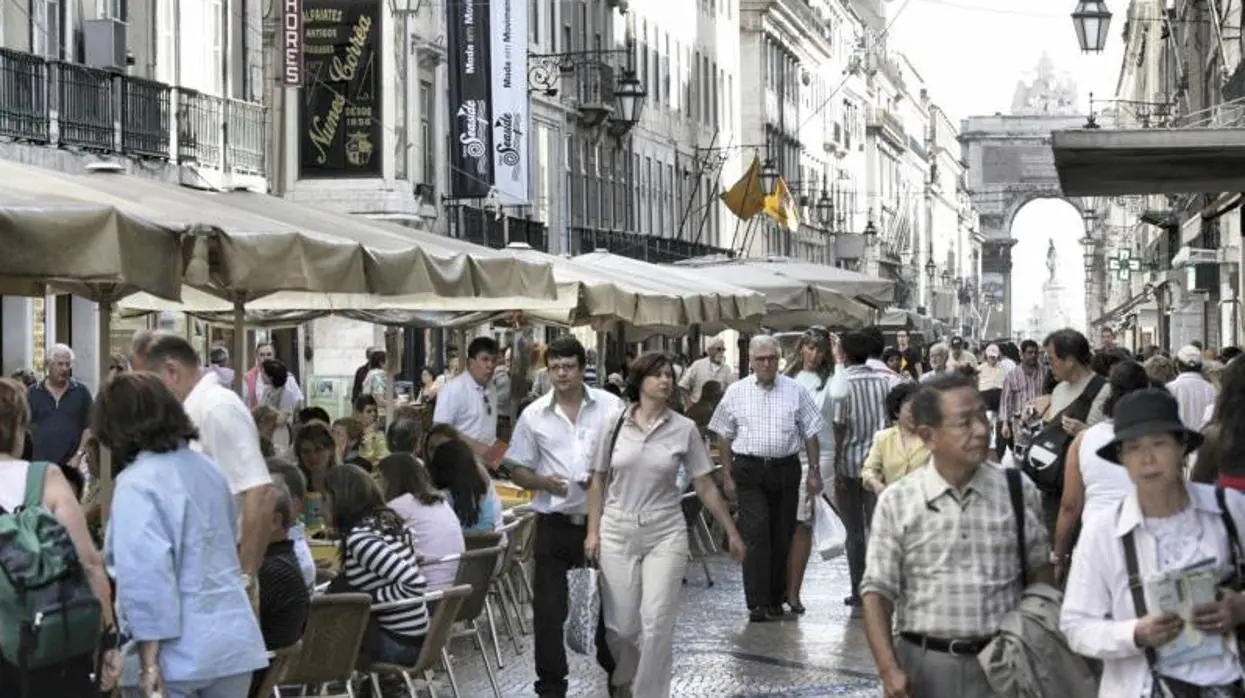 Turistas en una calle transitada de Lisboa