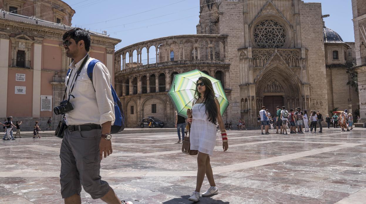 Imagen de archivo de unos turistas paseando por Valencia