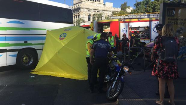 Muere una motorista arrollada por un autobús en la plaza de Cibeles