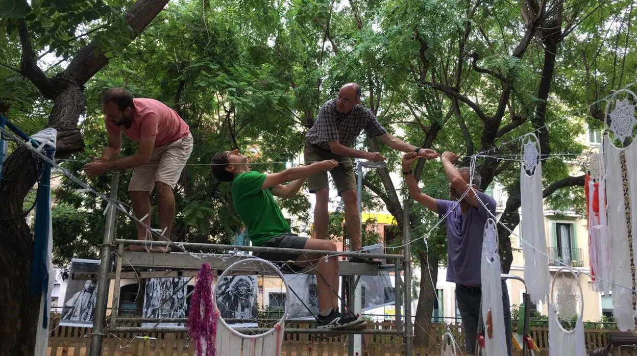 Vecinos de Gràcia reconstruyen las decoraciones perjudicadas