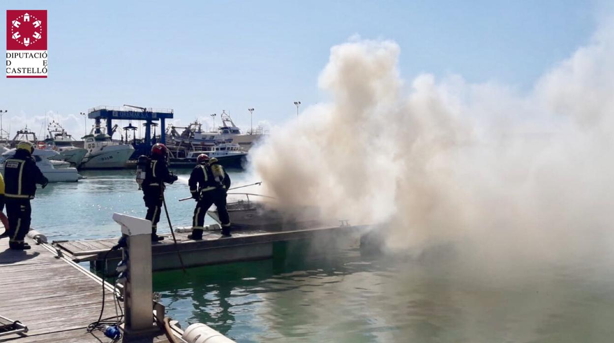 Los Bomberos extinguiendo el fuego en la embarcación