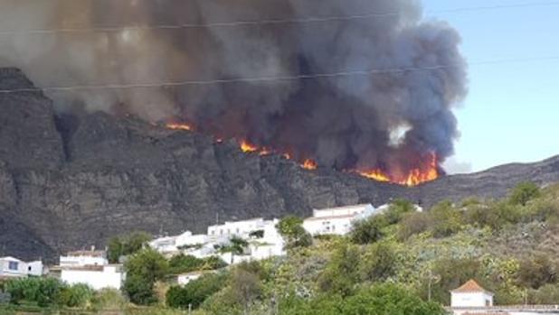 Vídeo: ofensiva en Canarias contra las llamas